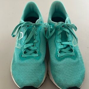 New Balance Fresh Foam Arishi women’s sneakers.  Size 8